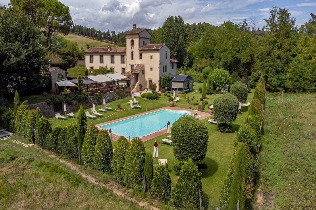 House in San Gimignano, Tuscany, Italy 1 - 15480878
