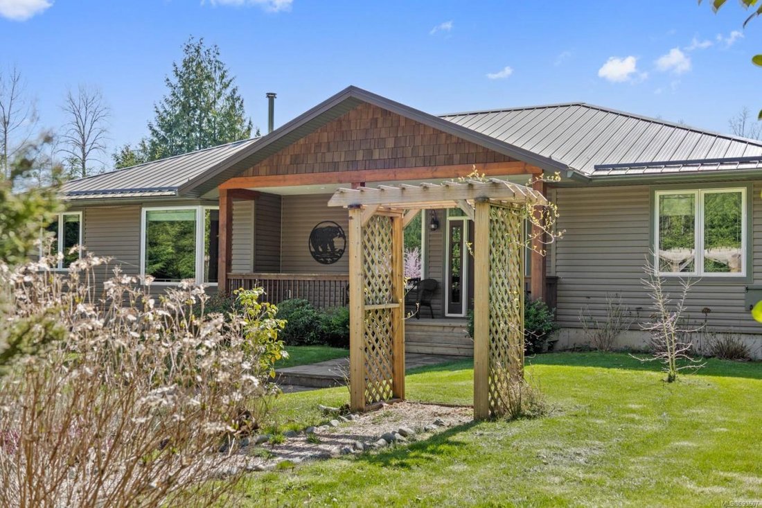 House in Black Creek, British Columbia, Canada 2 - 15484069