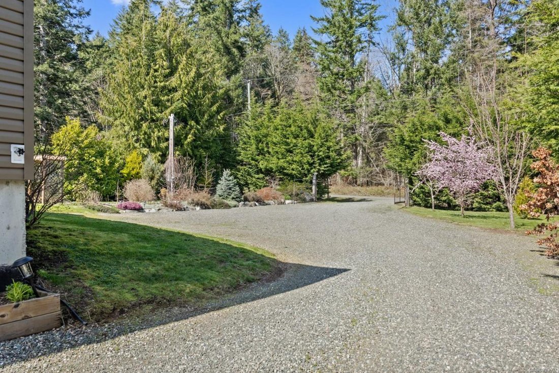 House in Black Creek, British Columbia, Canada 4 - 15484069
