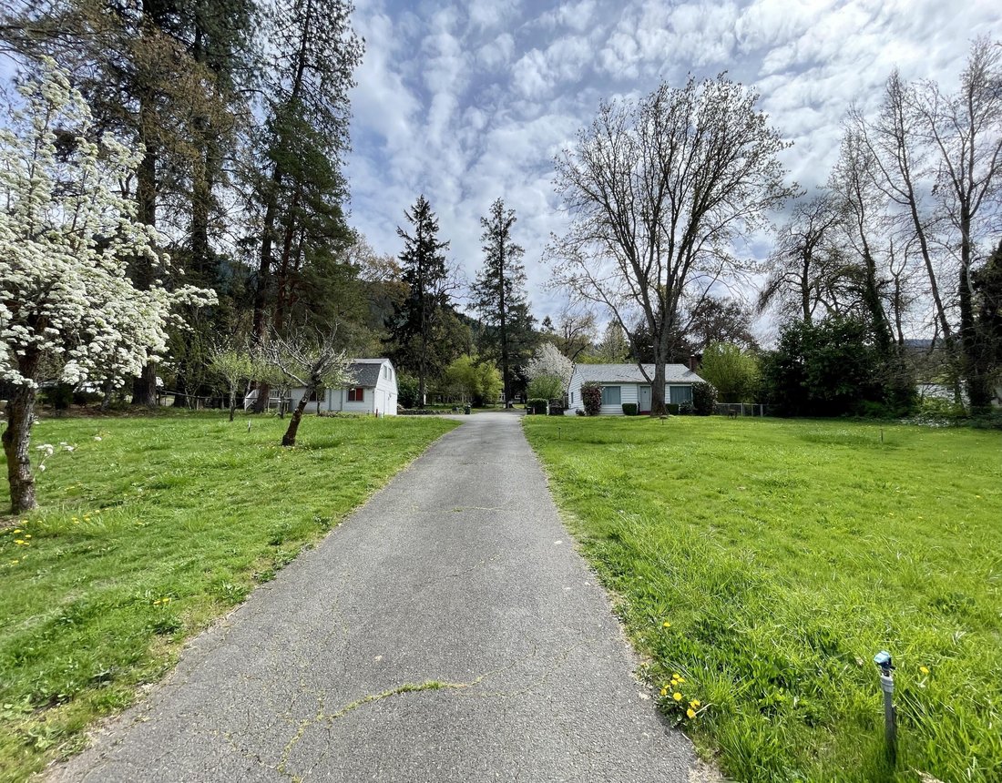 House in Grants Pass, Oregon, United States 1 - 15466903