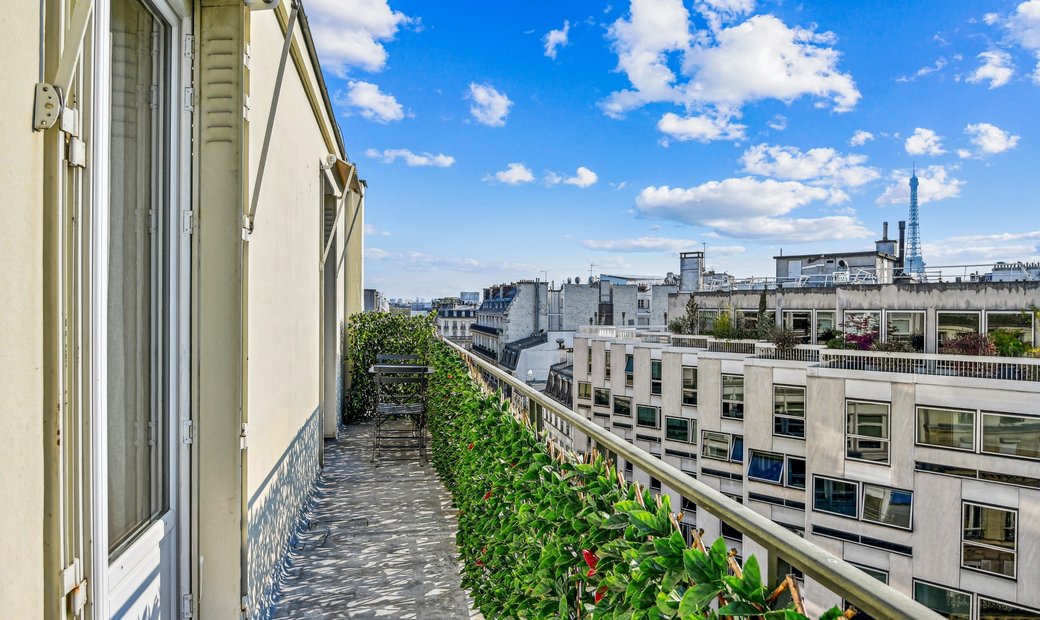 Photo inspiration: Fresh Look at Exceptional Apartment Top Floor Balcony In Paris Île De France