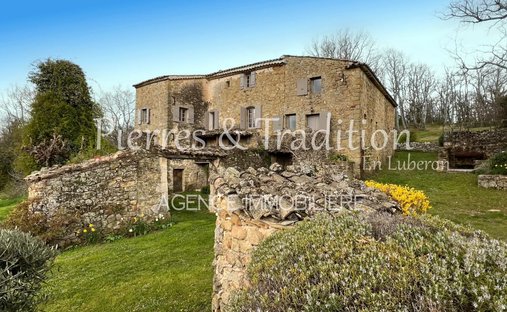Estate in Simiane-la-Rotonde, Provence-Alpes-Côte d'Azur, France 1