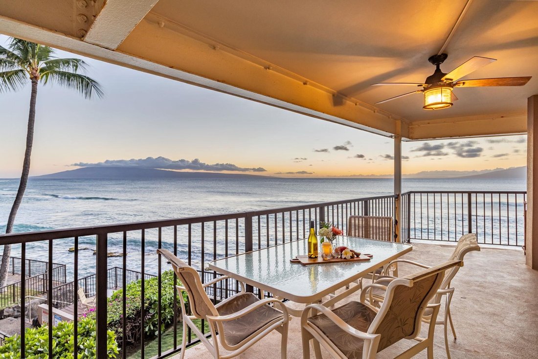 Rare Oceanfront End Unit In Lahaina, Hawaii, United States For Sale