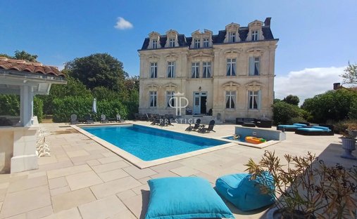 Chateau in Saint-Jean-d'Angély, Nouvelle-Aquitaine, France 1
