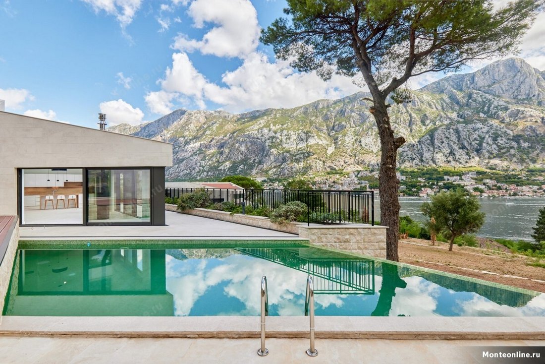 Villa in Donji Stoliv, Kotor Municipality, Montenegro 1 - 15488600