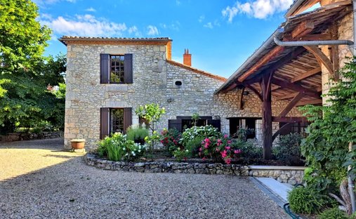 Castle for Sale in Saussignac, Nouvelle-Aquitaine, France