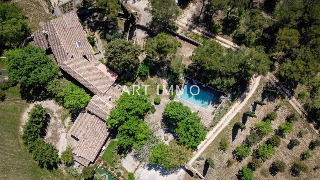 Estate in Gordes, Provence-Alpes-Côte d'Azur, France 1 - 15494773