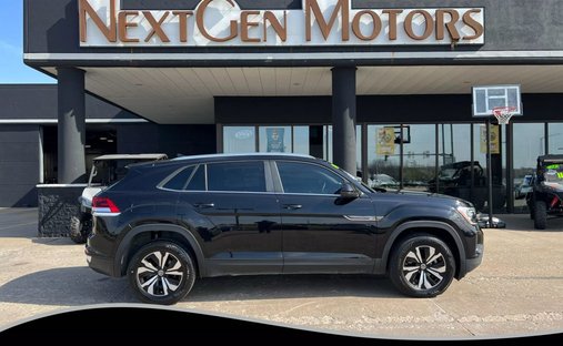 2024 Volkswagen Atlas Cross Sport SE 4MOTION Sport Utility 4D in Muscatine, IA, United States 1