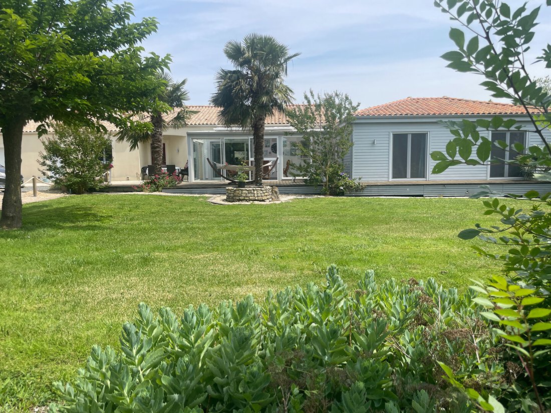 House in Saint-Michel-en-l'Herm, Pays de la Loire, France 1 - 15502881