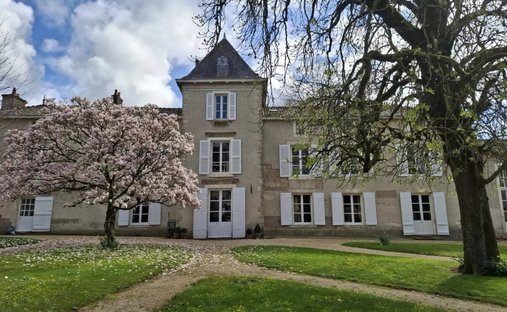 Beautiful Manoir In Enclosed Private Parkland Garden Close To Amenities In Melle, Close To Niort.