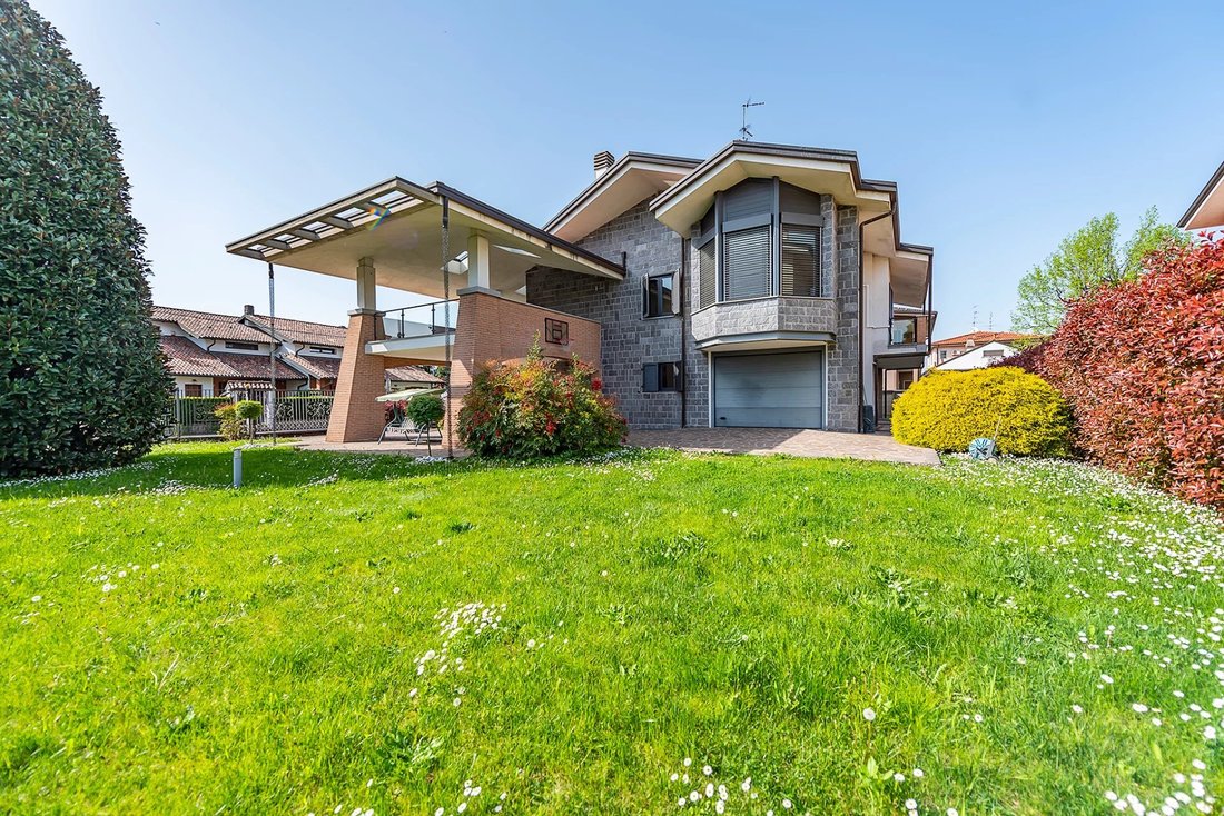 Villa in Uboldo, Lombardy, Italy 1 - 15504140