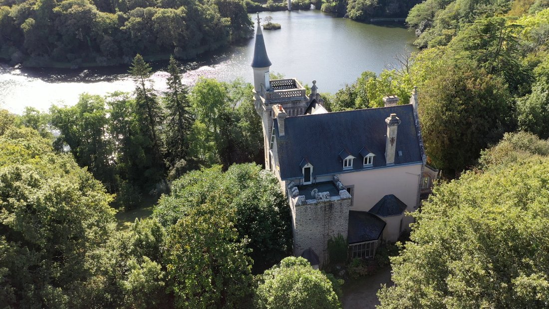 Stang Al Lin: A Breton Crown Over the Sapphire Sea