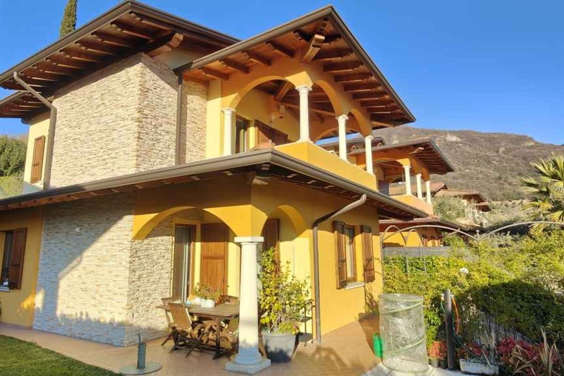 Villa in Salo, Lombardy, Italy 1 - 15508125