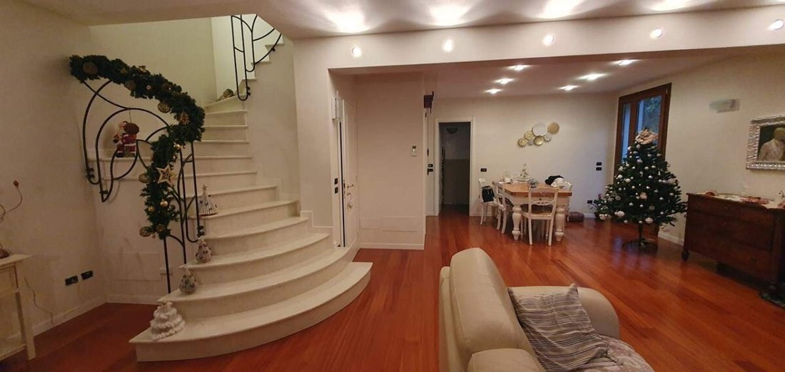 Villa in Raffa, Lombardy, Italy 1 - 15508085