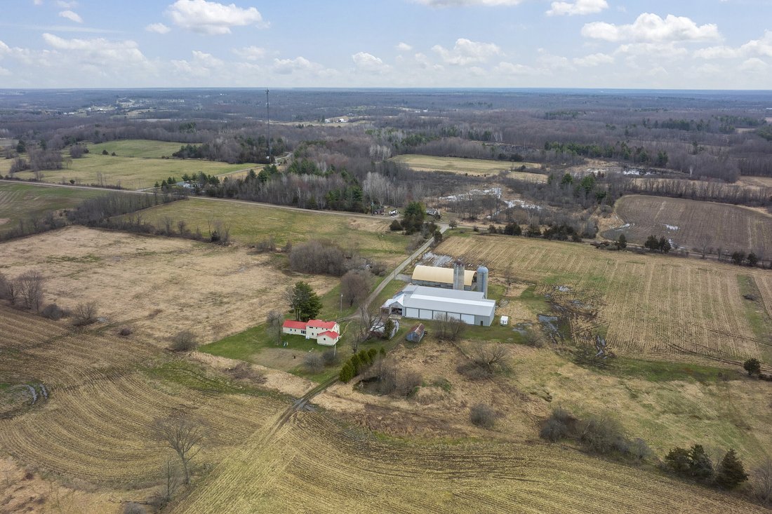 Farm Ranch in Lyndhurst, Ontario, Canada 2 - 15523718