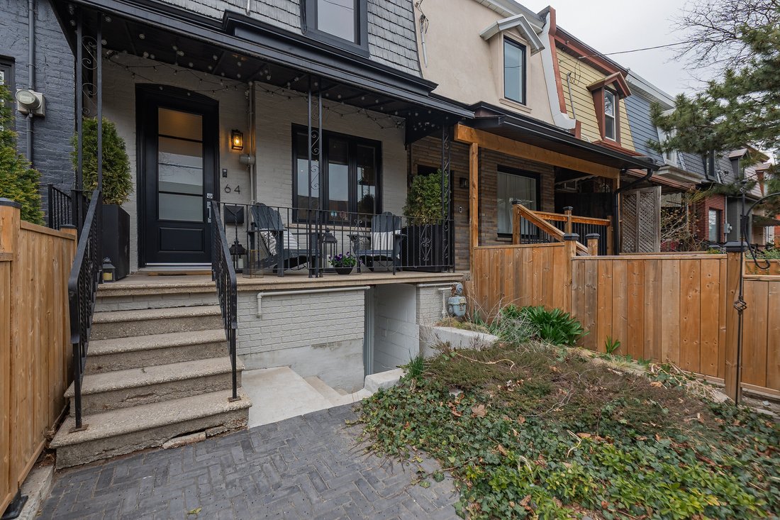 House in Toronto, Ontario, Canada 3 - 15526576