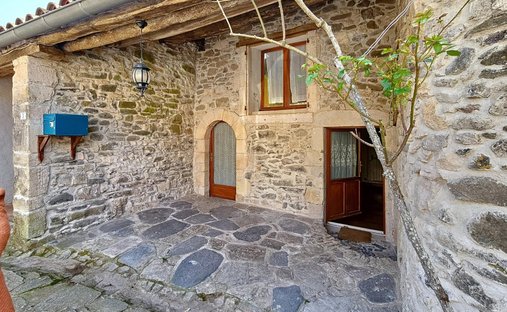 Castle for Sale in Lunas, Nouvelle-Aquitaine, France