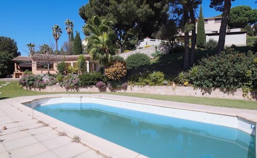 Domaine à Centre, Saint-Mitre-les-Remparts, France 1