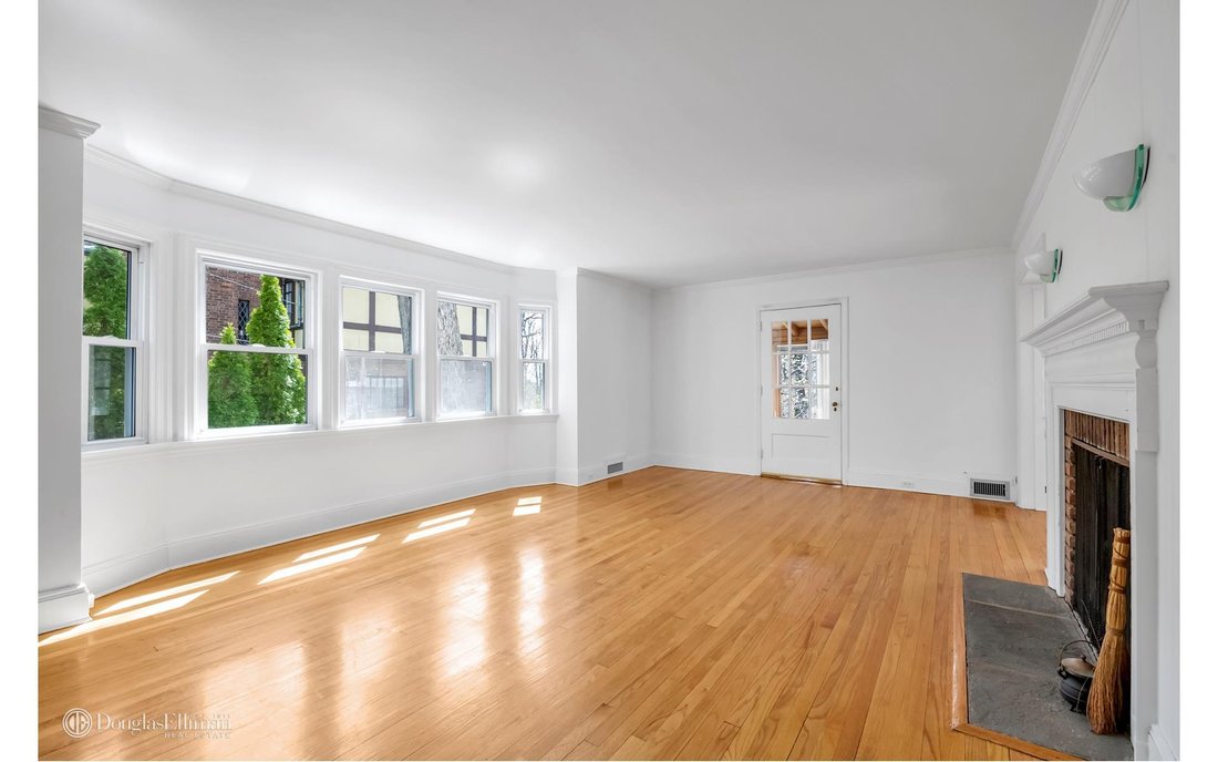 House in Port Washington, New York, United States 4 - 15532023