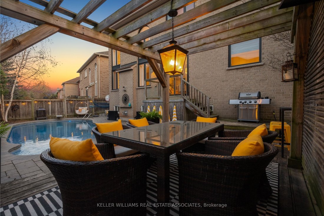 House in Oakville, Ontario, Canada 2 - 15530889