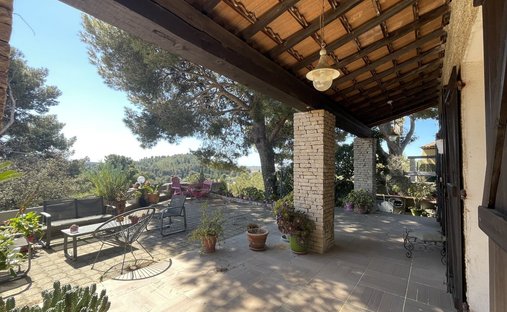 Estate in Centre, Saint-Mitre-les-Remparts, France 1