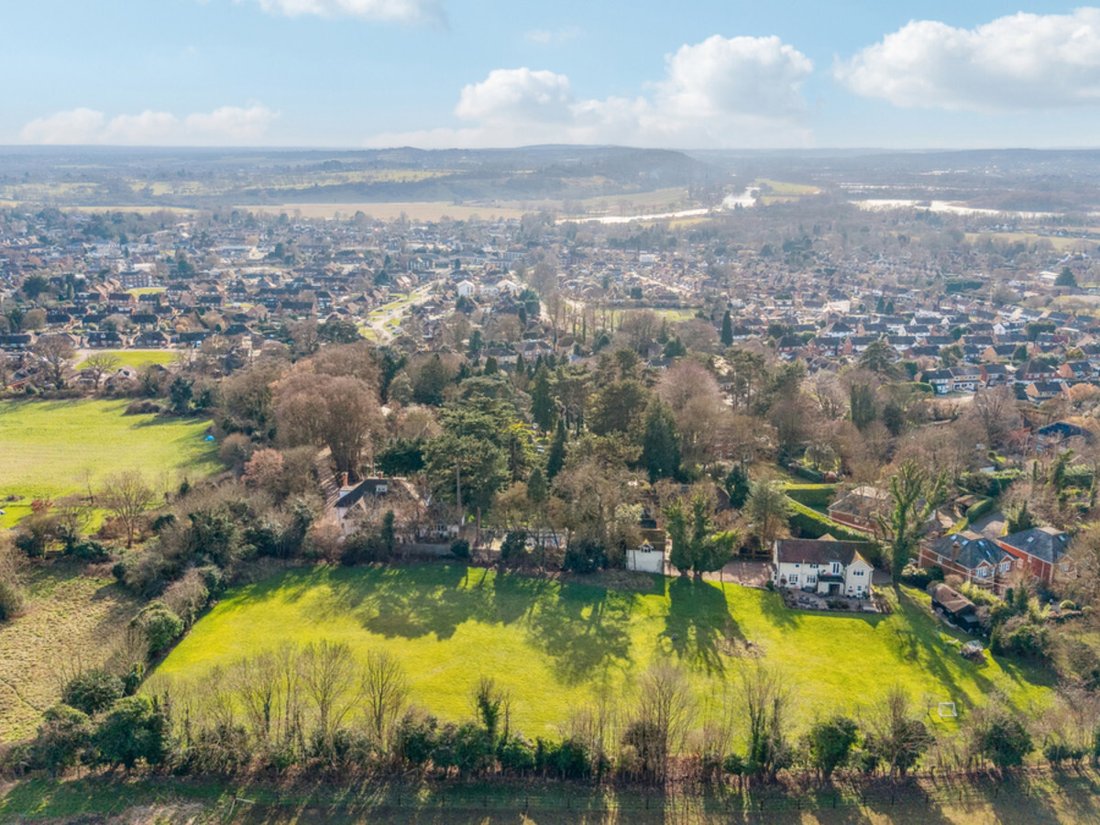 House in Bourne End, England 3 - 15531725