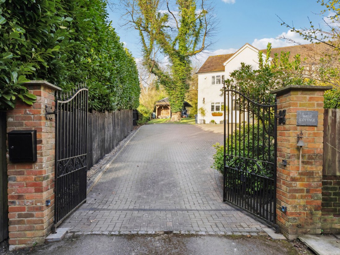 House in Bourne End, England 1 - 15531725