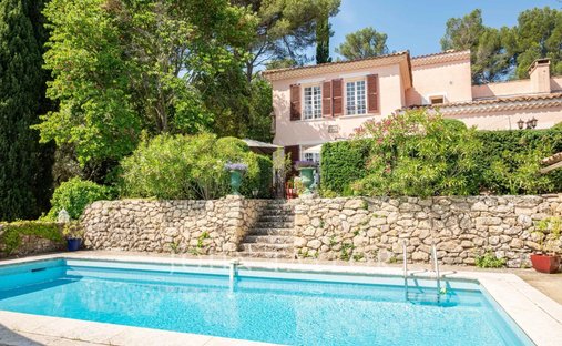 Country House in Est-Repentance-Les Trois Bons Dieux, Aix-en-Provence, France 1