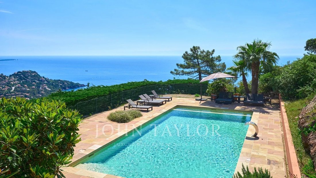 Casa en Théoule-sur-Mer, Provenza-Alpes-Costa Azul, Francia 1 - 14967173
