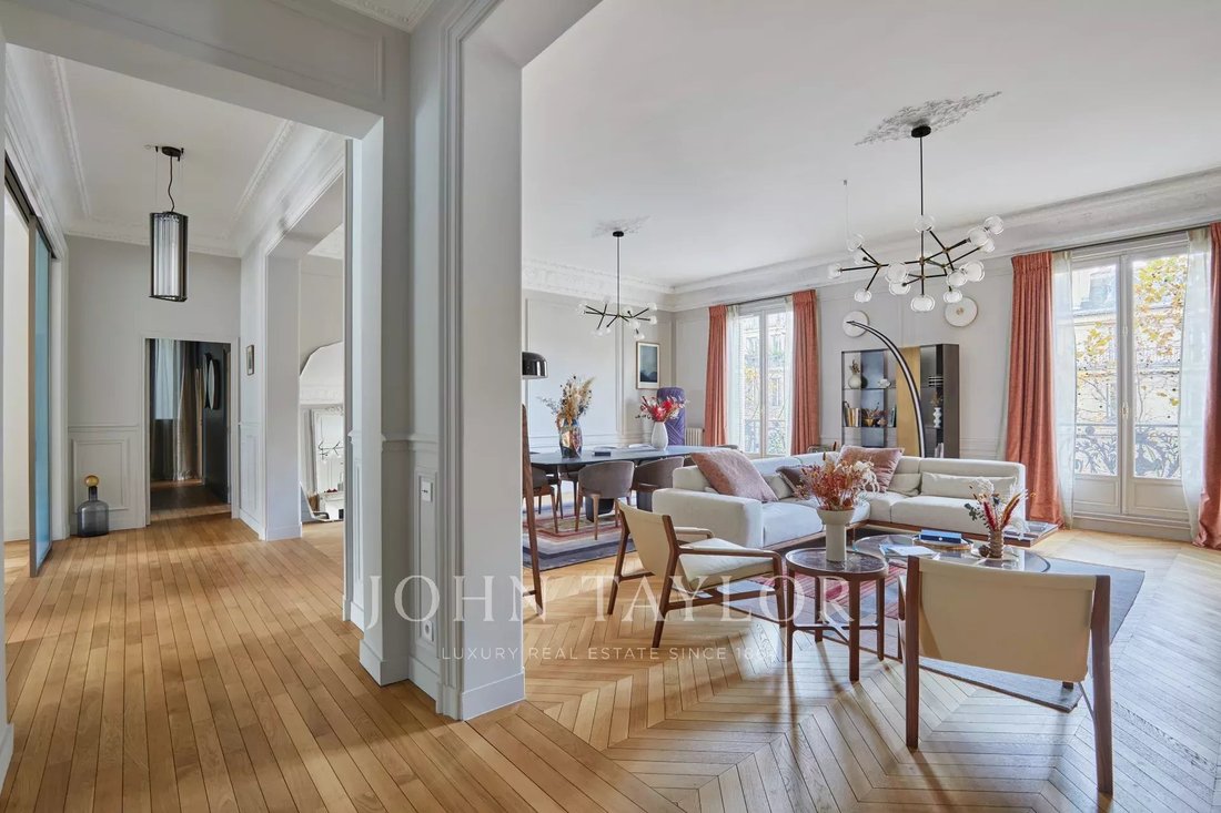 Apartment in Mairie, Paris 8e Arrondissement, Paris 2 - 13612068