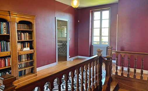 5 Min From Sainte Foy La Grande: Historic Castle Of 600m², Its Vineyard Of 85ha, Gîtes, Stable And 3