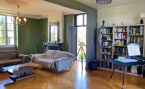 5 Min From Sainte Foy La Grande: Historic Castle Of 600m², Its Vineyard Of 85ha, Gîtes, Stable And 3