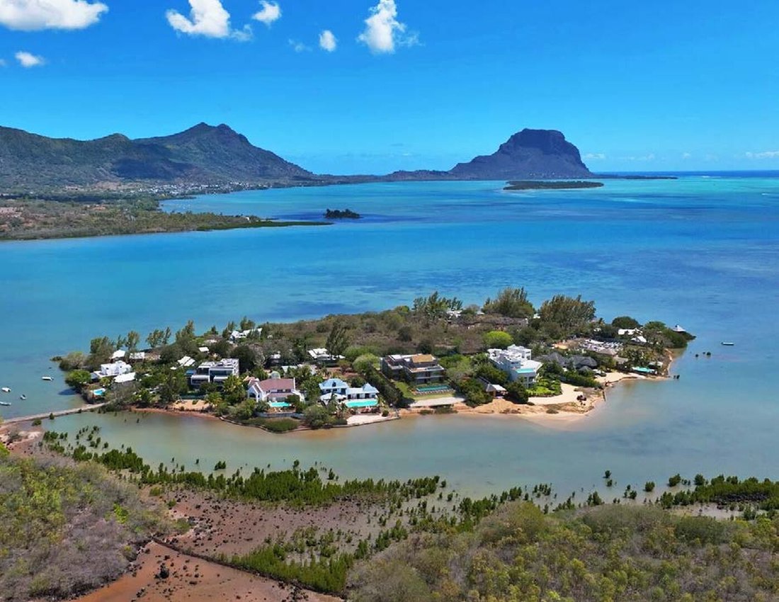 Apartment in Grande Riviere Noire, Rivière Noire District, Mauritius 1 - 15537778