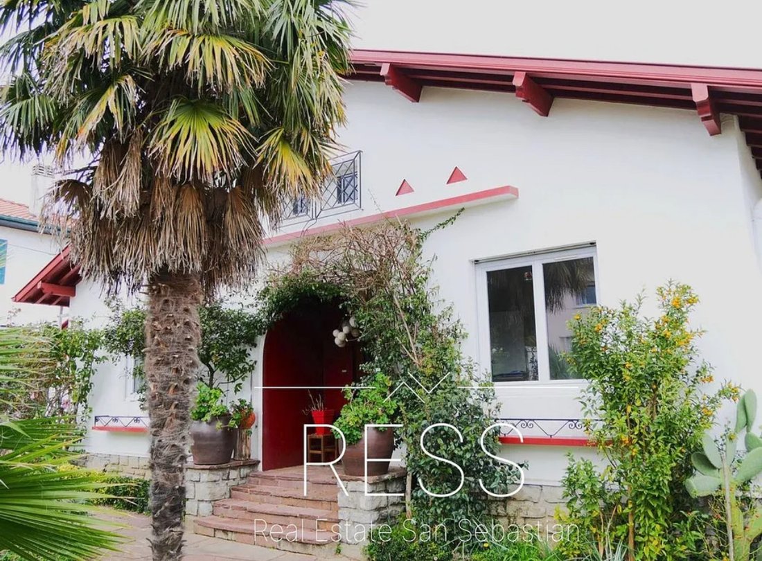 Villa in Duconteria-Jai Alai-Stade, Saint-Jean-de-Luz, France 2 - 15540458