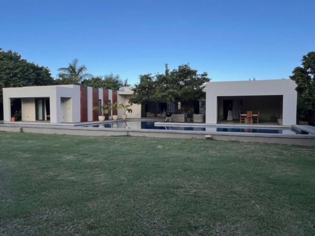 Villa in Grand Baie, Rivière du Rempart District, Mauritius 1 - 15540957