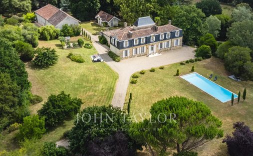 Schloss in Saint-Sever, Nouvelle-Aquitaine, Frankreich 1