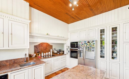 5 Min From Sainte Foy La Grande: Historic Castle Of 600m², Its Vineyard Of 85ha, Gîtes, Stable And 3