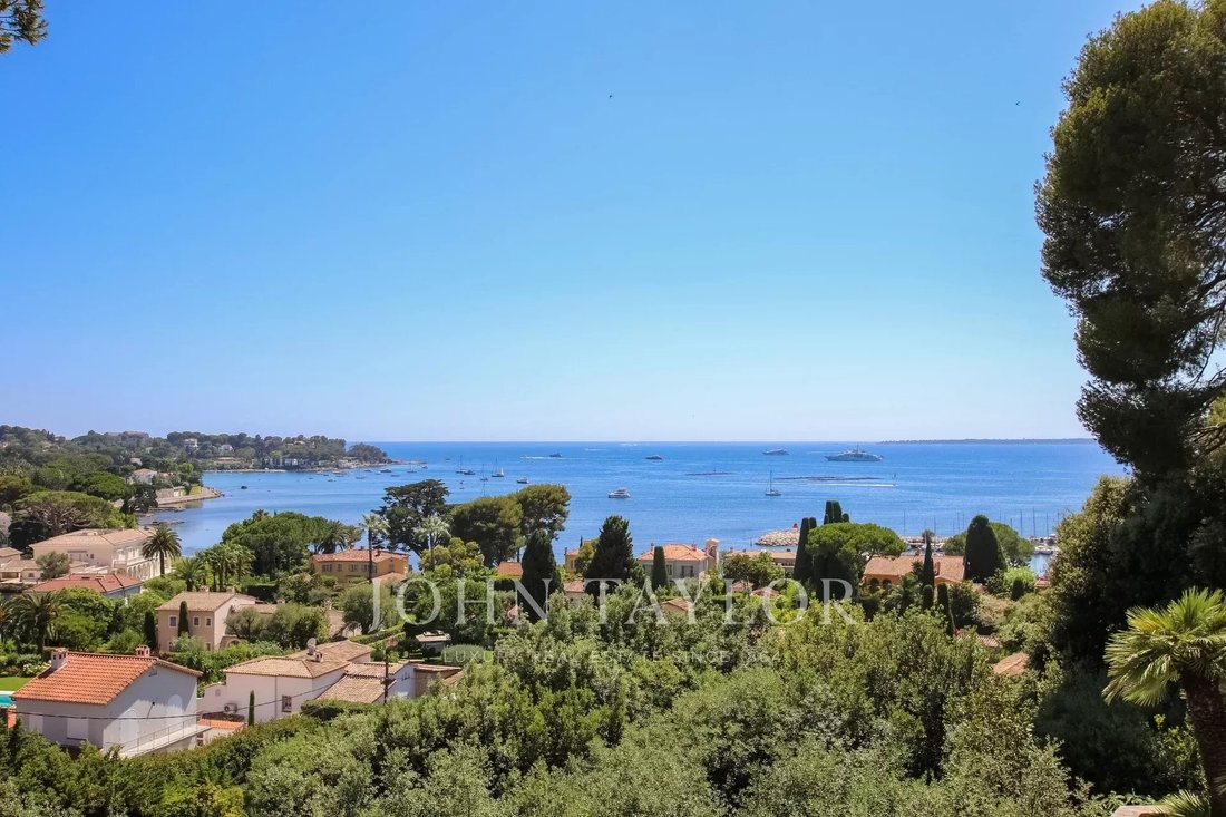 Villa in Antibes, Provence-Alpes-Côte d'Azur, France 1 - 12085320