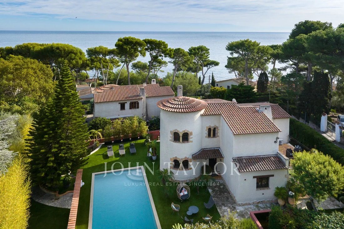 Villa in Antibes, Provence-Alpes-Côte d'Azur, France 1 - 14408213
