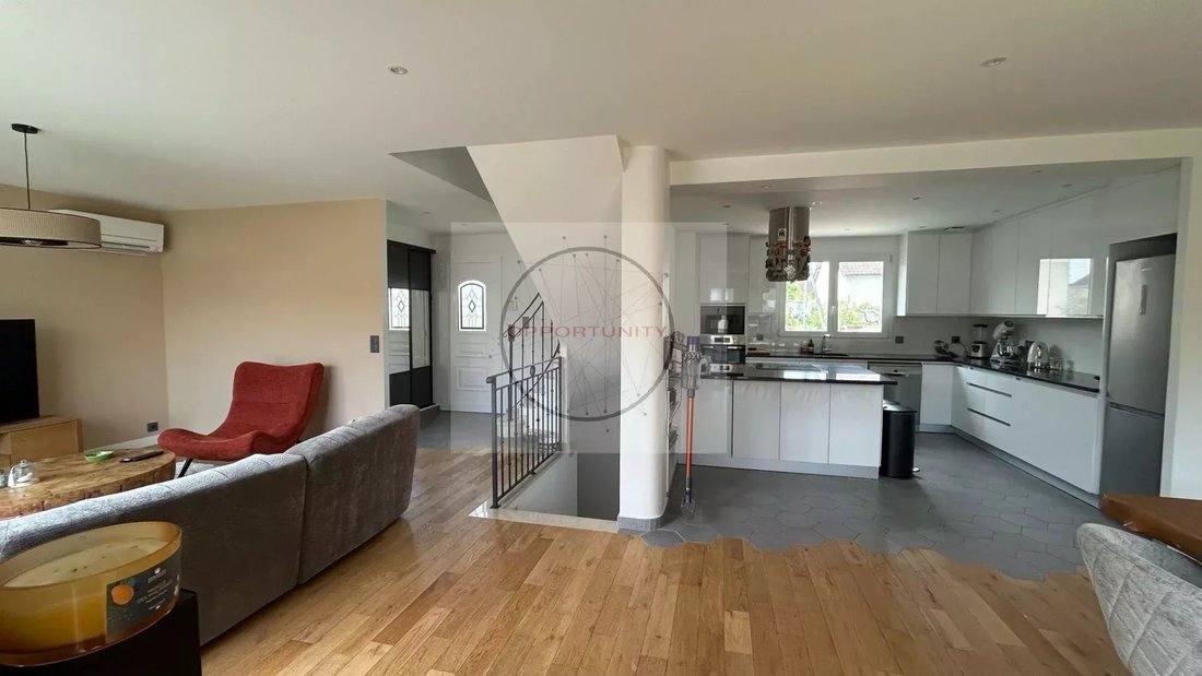 House in Chennevieres-sur-Marne, Ile-de-France, France 1 - 14391616