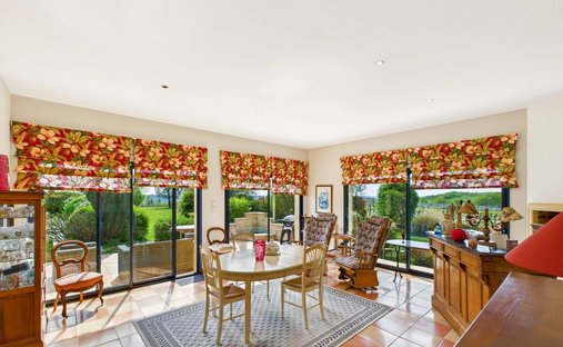 5 Min From Sainte Foy La Grande: Historic Castle Of 600m², Its Vineyard Of 85ha, Gîtes, Stable And 3