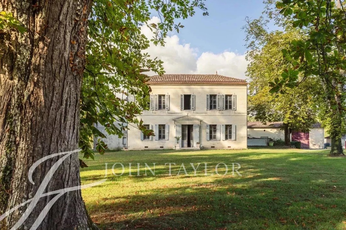 Estate in Sadirac, Nouvelle-Aquitaine, France 1 - 13521812