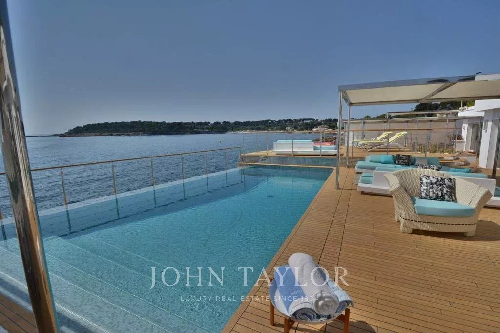 Villa in Antibes, Provence-Alpes-Côte d'Azur, France 1 - 10752668