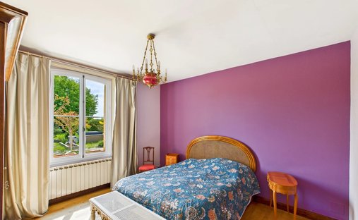 5 Min From Sainte Foy La Grande: Historic Castle Of 600m², Its Vineyard Of 85ha, Gîtes, Stable And 3