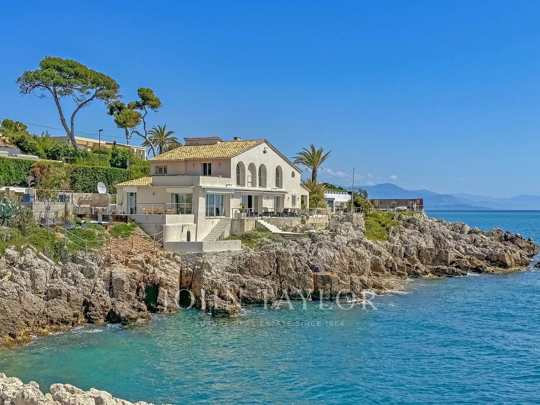 Villa in Antibes, Provence-Alpes-Côte d'Azur, France 1 - 10752685