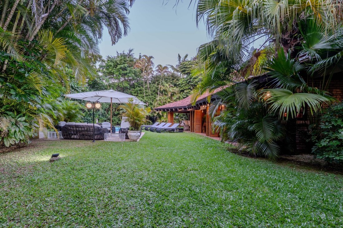 Villa in Jurerê Internacional, State of Santa Catarina, Brazil 2 - 15549632