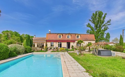 5 Min From Sainte Foy La Grande: Historic Castle Of 600m², Its Vineyard Of 85ha, Gîtes, Stable And 3