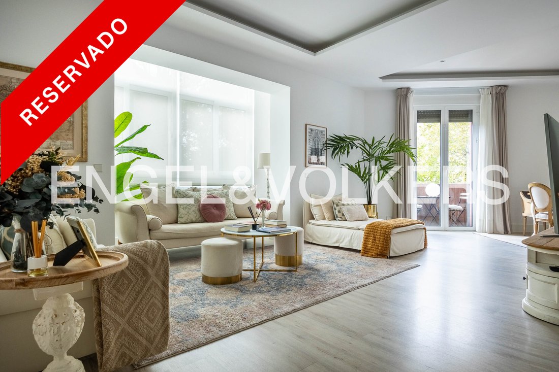 Landmark Building In Avenida De La Borbolla In Distrito Sur, Seville ...