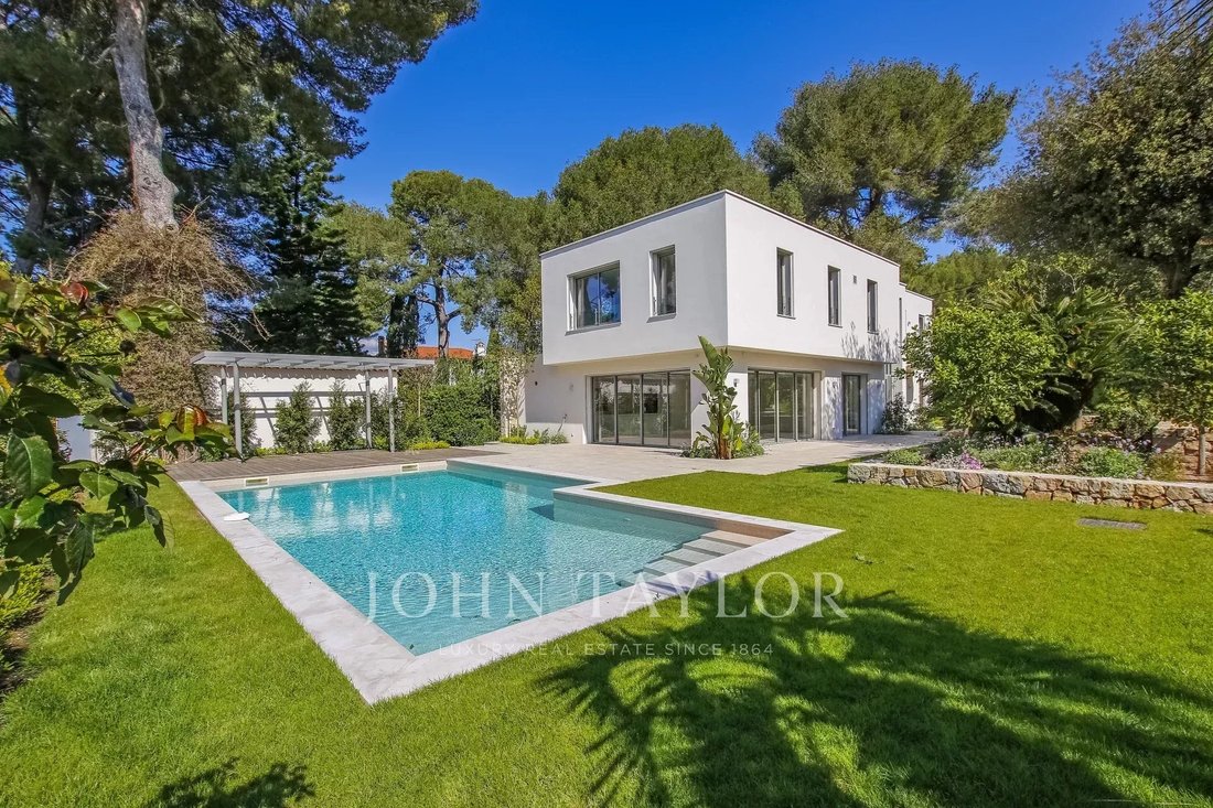 Villa in Antibes, Provence-Alpes-Côte d'Azur, France 1 - 12756843