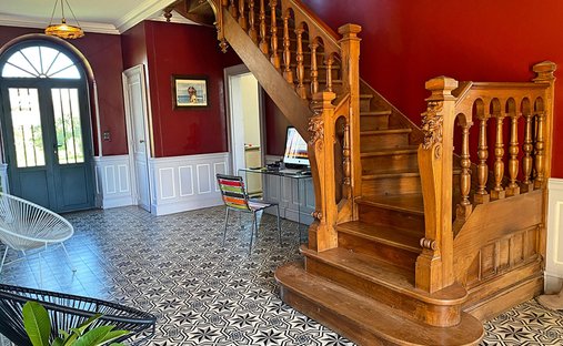 5 Min From Sainte Foy La Grande: Historic Castle Of 600m², Its Vineyard Of 85ha, Gîtes, Stable And 3